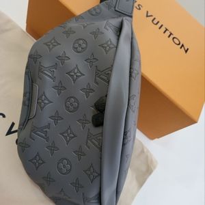 Brand new Louis Vuitton discovery bumbag monogram shadow leather grey